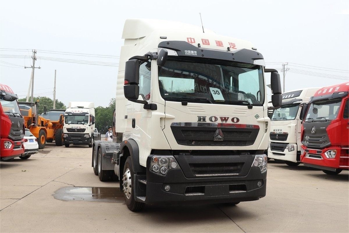 HOWO Einreihe Semi TX Schwerlastwagen 440 PS 6X4 12 Ganges Doppelantrieb LNG-Traktor National VI