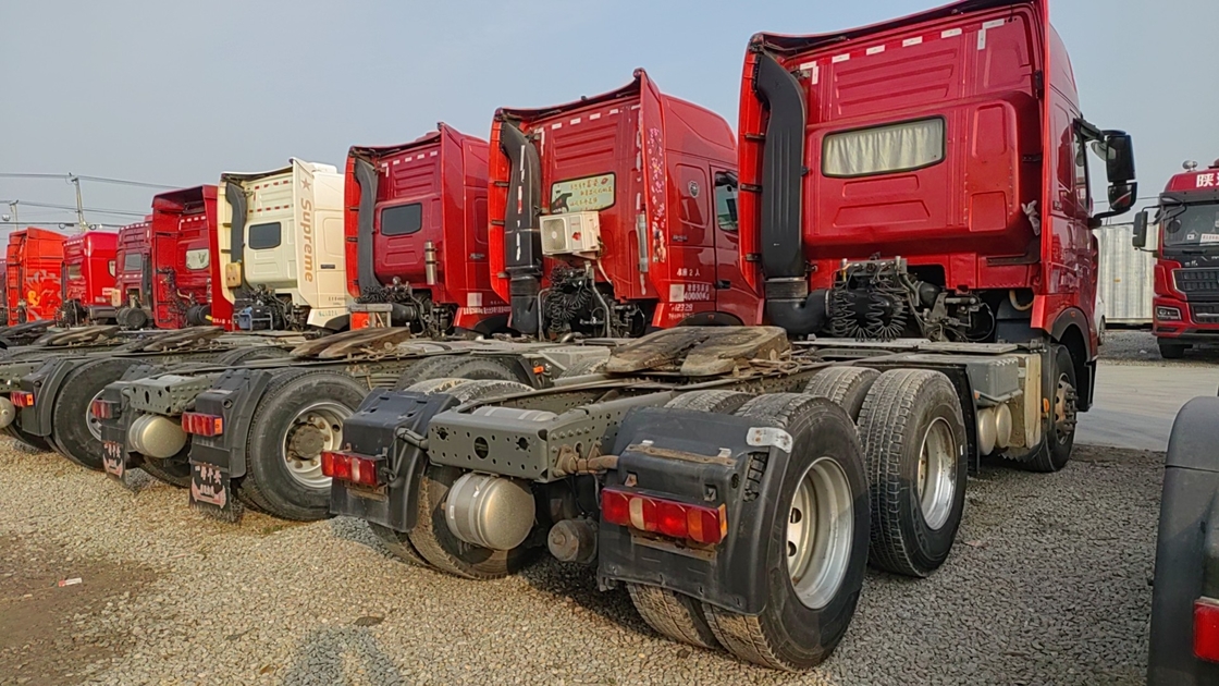 Sino Traktor Truck Kopf Rot Farbe 6×4 Antriebsmodus Blatt Feder eine Reihe mit Schlaf LHD