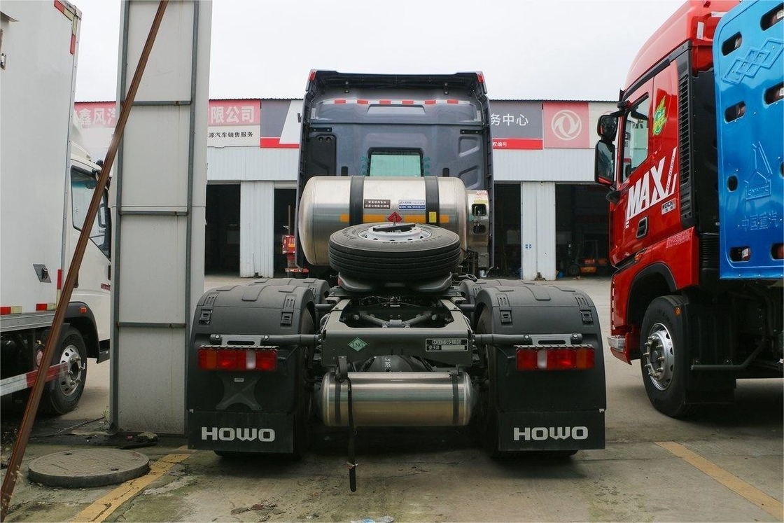 HOWO Max Schwerlastwagen Leicht Luxus-Version Hochdach-Flow-Platte 480HP 6X4 LNG-Traktor
