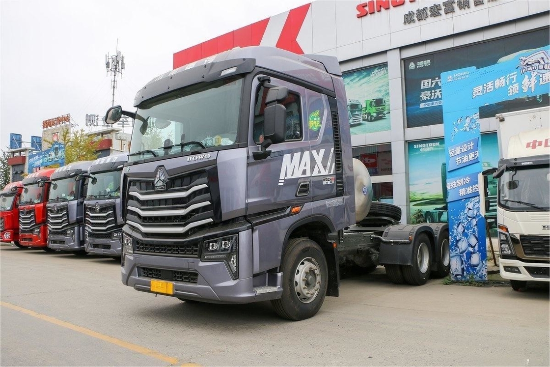 HOWO Max Schwerlastwagen Leicht Luxus-Version Hochdach-Flow-Platte 480HP 6X4 LNG-Traktor