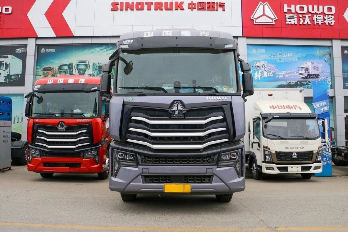 HOWO Max Schwerlastwagen Leicht Luxus-Version Hochdach-Flow-Platte 480HP 6X4 LNG-Traktor
