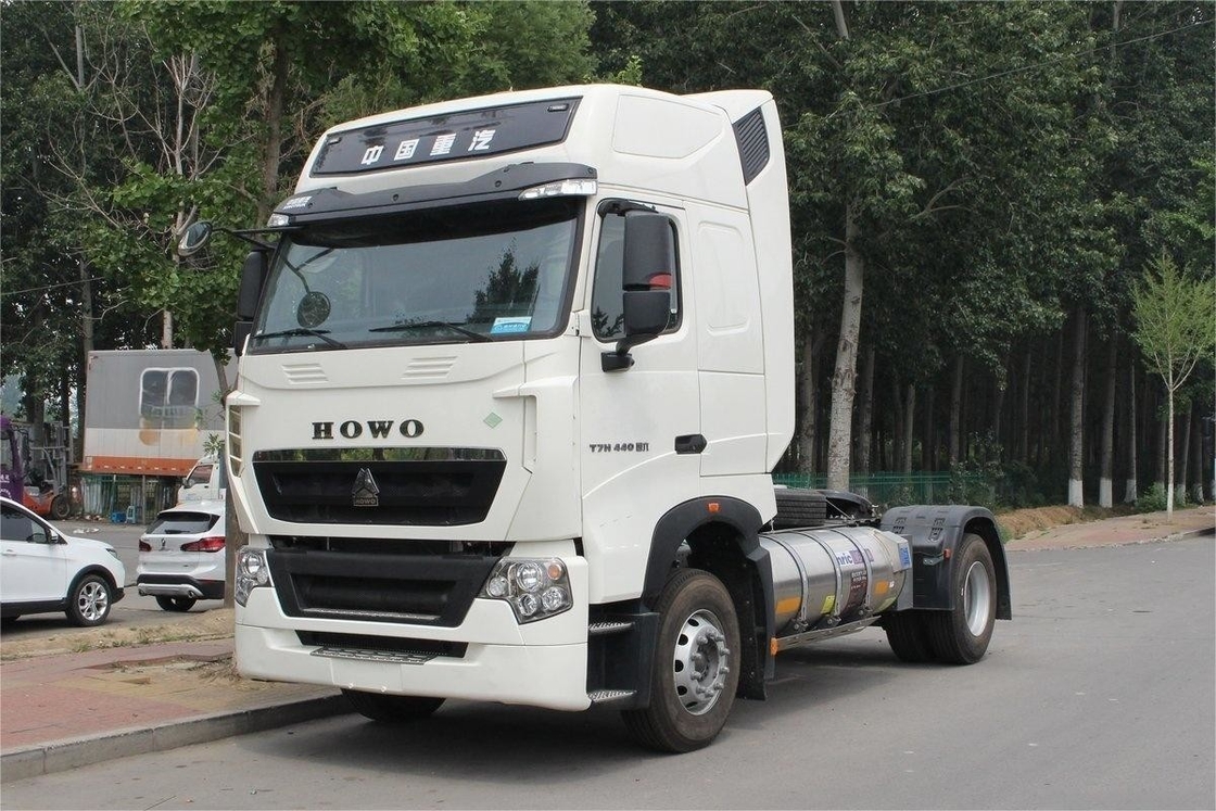 Halbsitzreihe HOWO T7H Schwerlastwagen Hochdachdeflector Seitenwindschirm 440 PS 4X2 LNG-Traktor