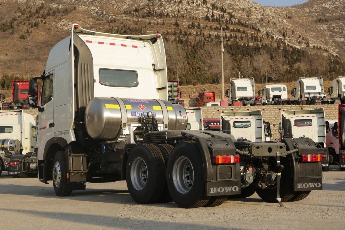 HOWO Schwerlastlastwagen-Ablenker Seitenwindwagen 440 PS 6X4 LNG National VI Traktor (13T Hinterachse)