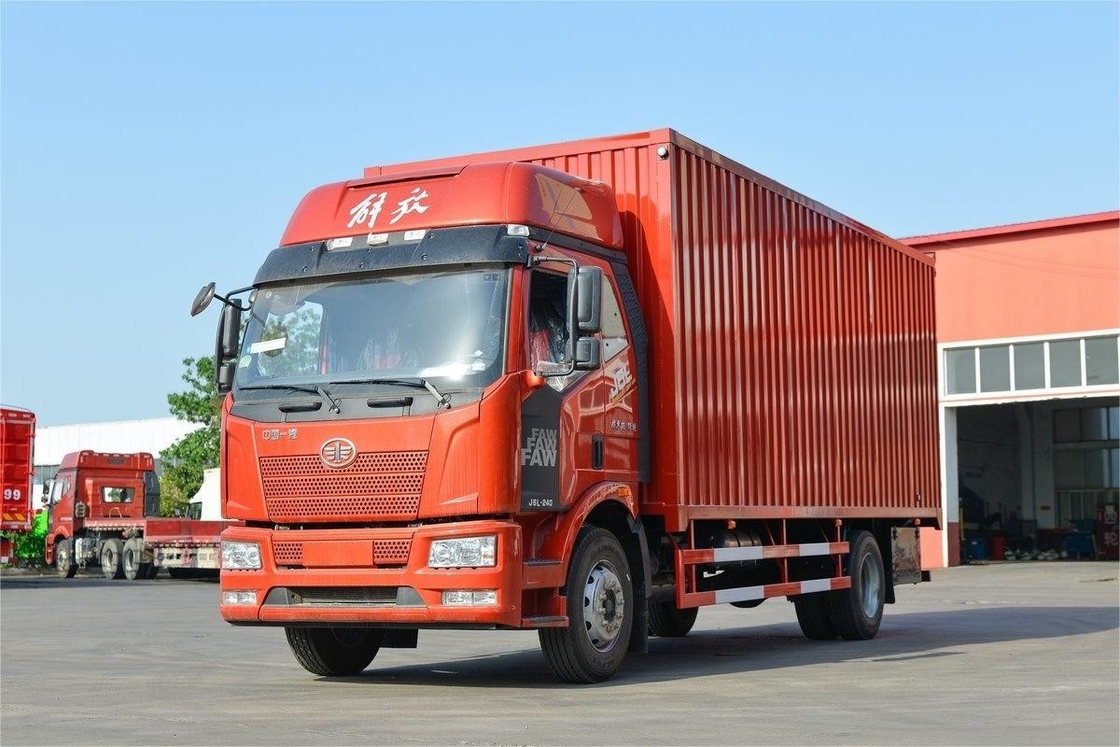 FAW J6L Einzelachse Jiefang Mittellastwagen 240 PS 4X2 8-Geschwindigkeiten 6,8 m Van Lkw Seitentür