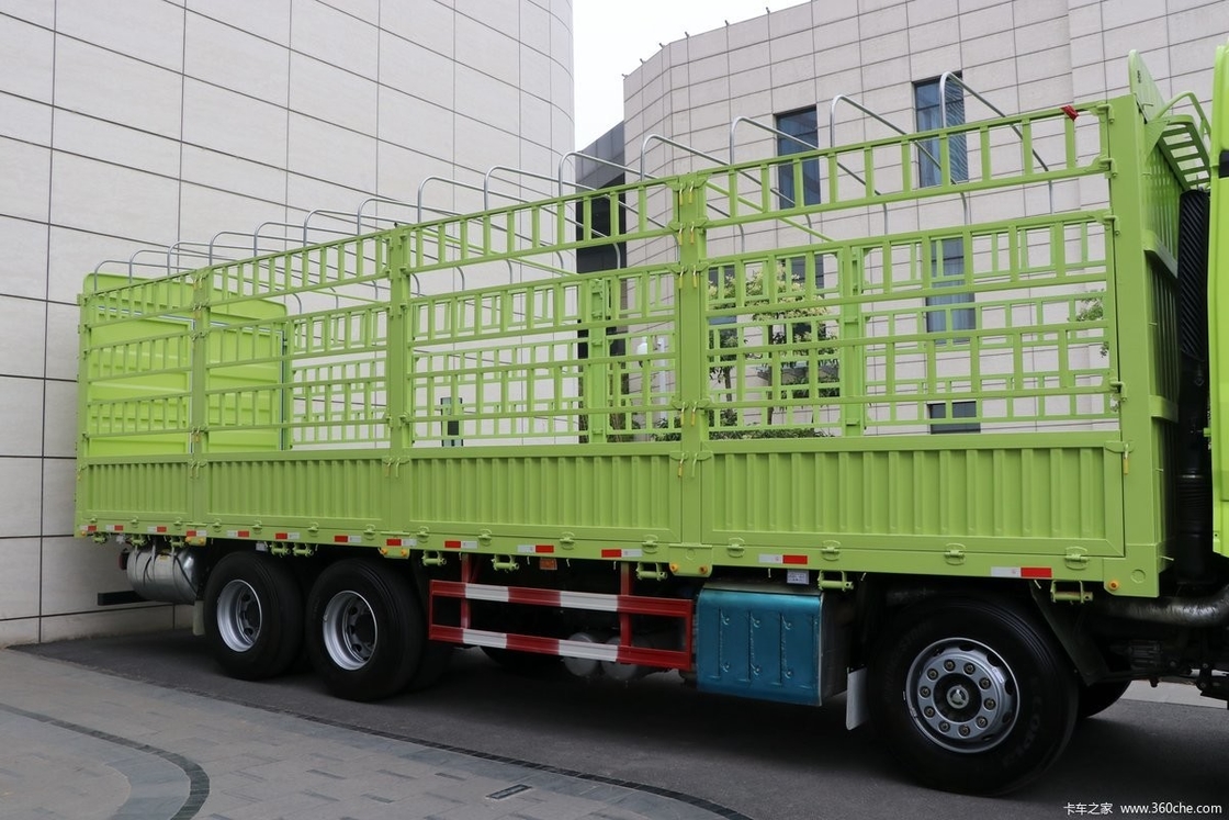 Jiefang schwerer Zaun Truck Grüner Körper Hochdach 460 PS 8X4 9,4 m 12-Gang Diesel-Truck