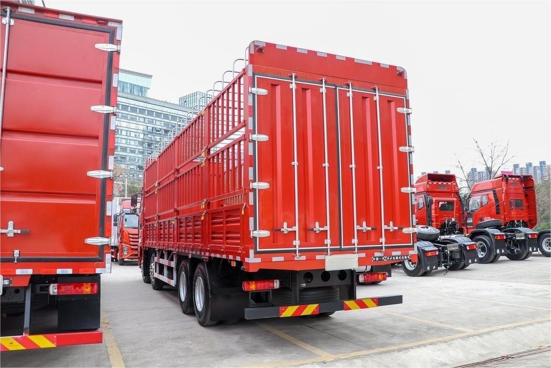 FAW Jiefang Zaun Truck Große Reihe Halbsitz 560PS 8X4 9,4m AMT Automatisches Getriebe