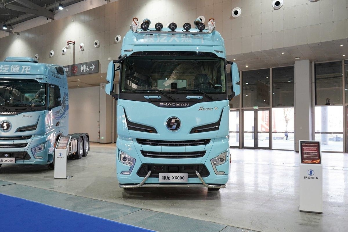 Shacman X6000 Traktor Lkw Diesel 700 PS 6X4 LNG AMT Hochdach Einzelreihe und halbe Sitze