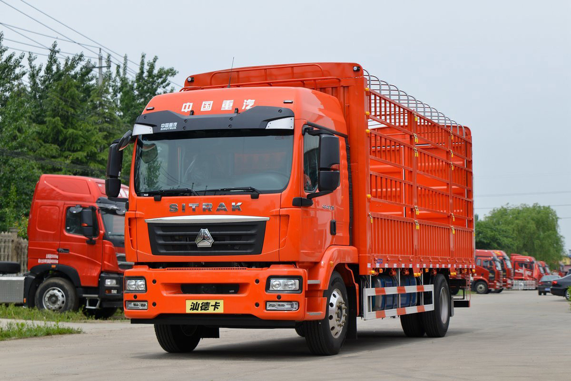 Orange-Körper AMT Hochdachluftdeflector Diesel 8 Geschwindigkeiten 250 PS 6,8 m Sitrak Zaun Truck
