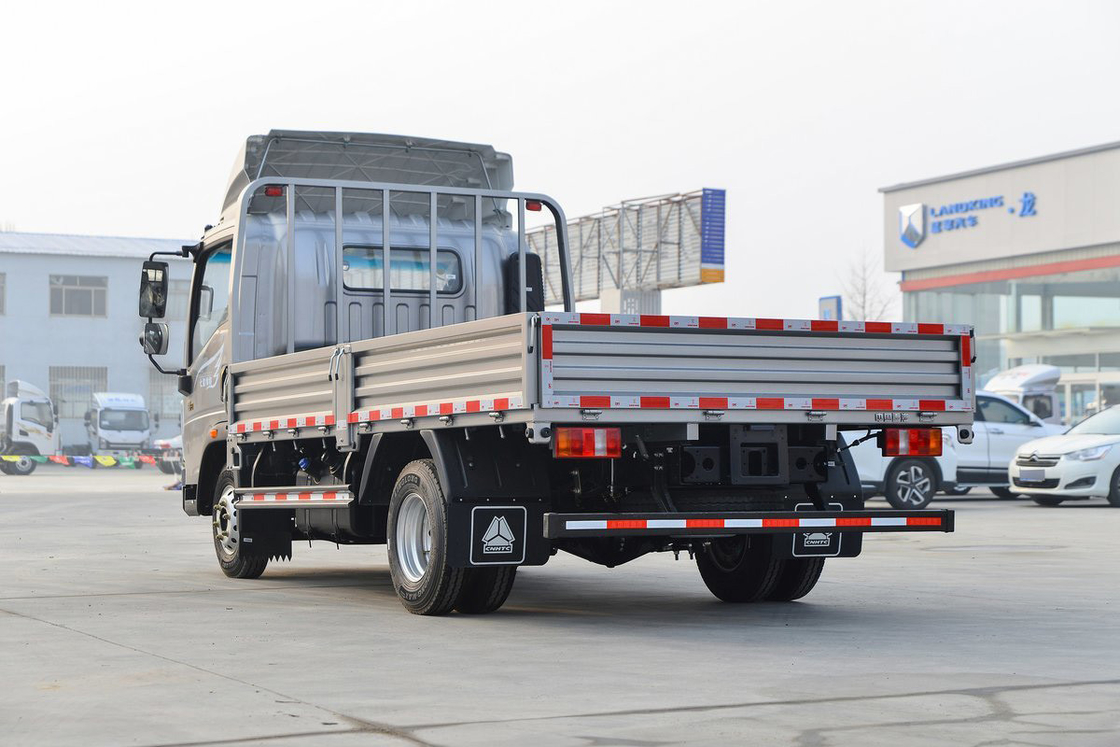 Sinotruk Howo Leichtwagen Titan Serie 150 PS 4,15 m Einzeilerzäune Silberkarosserie Einzeiler Sitze