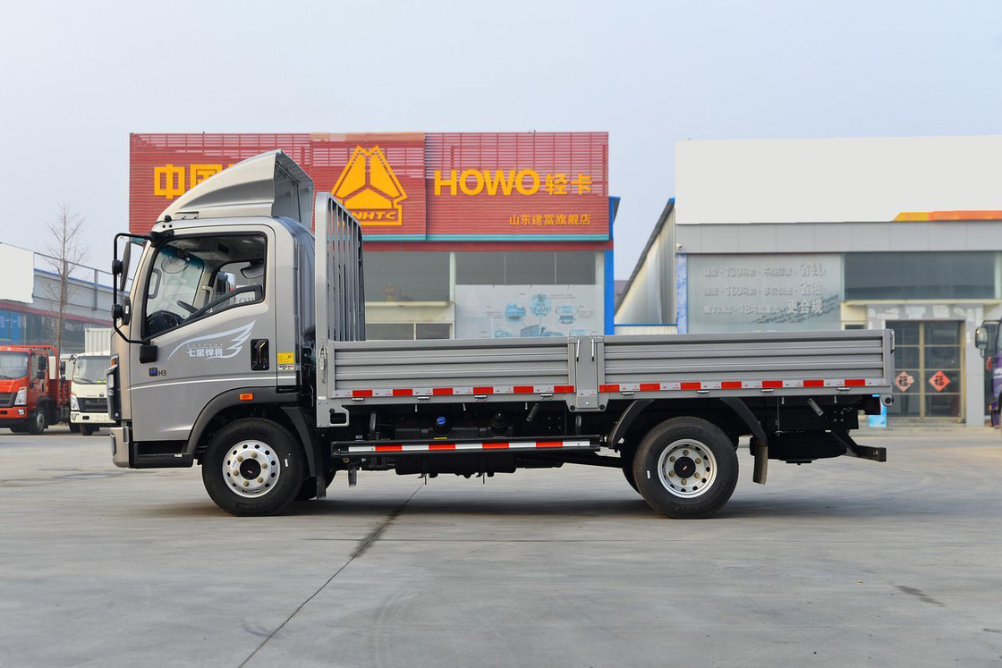 Sinotruk Howo Leichtwagen Titan Serie 150 PS 4,15 m Einzeilerzäune Silberkarosserie Einzeiler Sitze