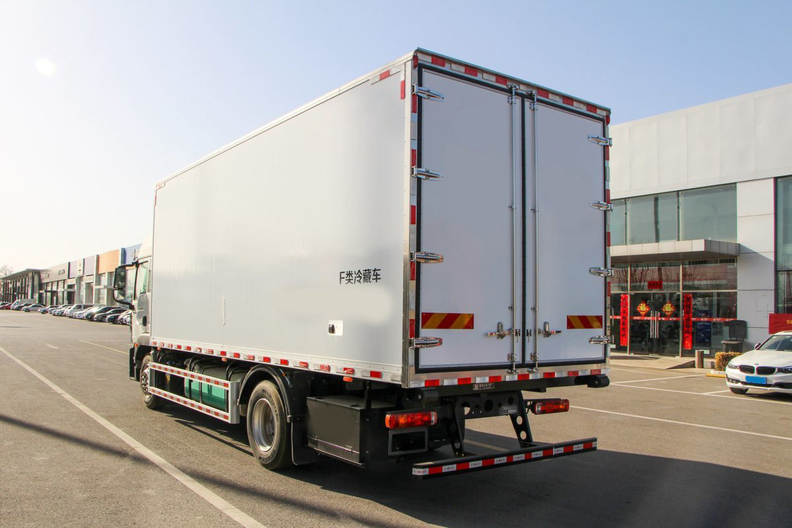 Howo ZZ5187 Güterkühlfahrzeug Diesel 8-Geschwindigkeit 220 PS 4X2 6,8 m Ablenker Reihe Halbkabine Weiße Karosserie Drei Türen