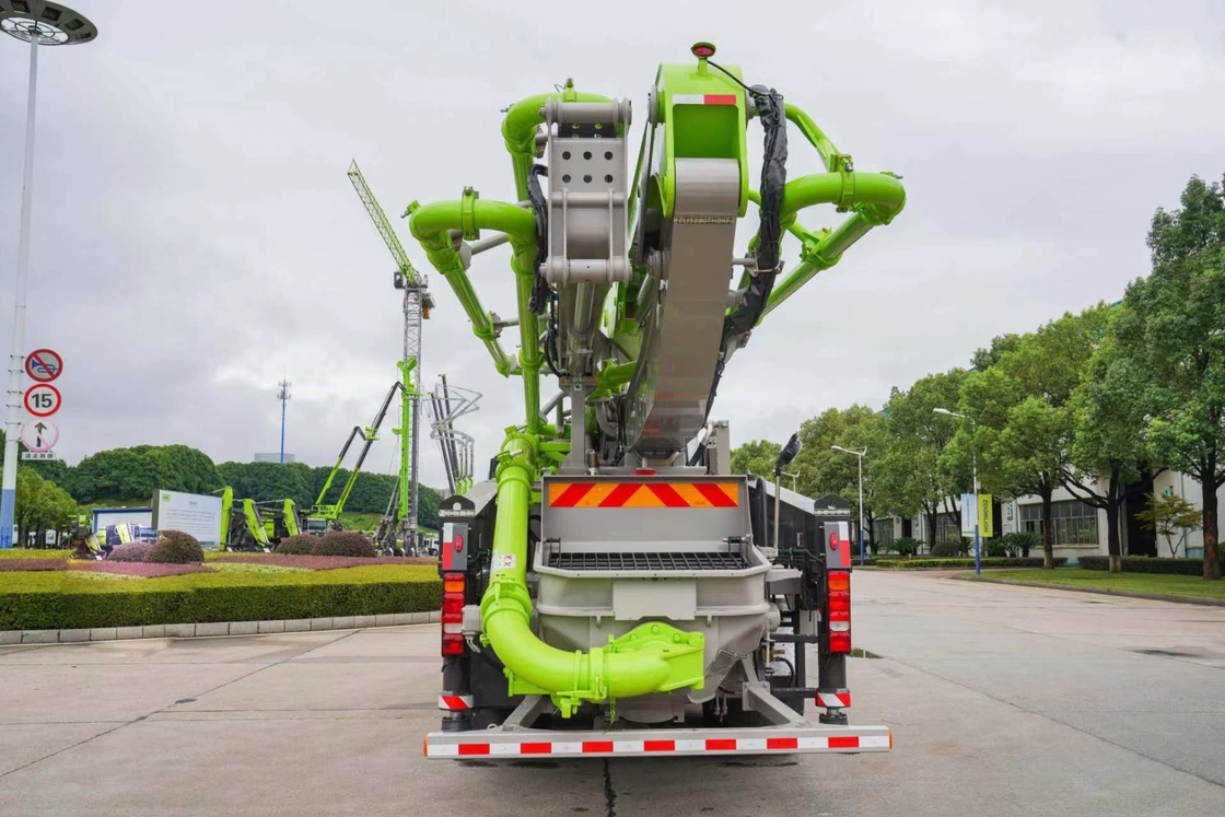 Betonpumpen 37 Meter Zoomlion 6*4 Sinotruk Sitrak Chassis Fünf-Sektion Boom für Flexibilität