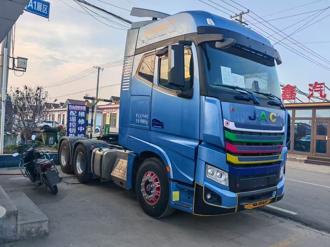 Gebrauchtes, überholtes Traktorkopf 2023 Jahr JAC Semi Trucks für 10 Räder Cummins Motor 560 PS Airbag