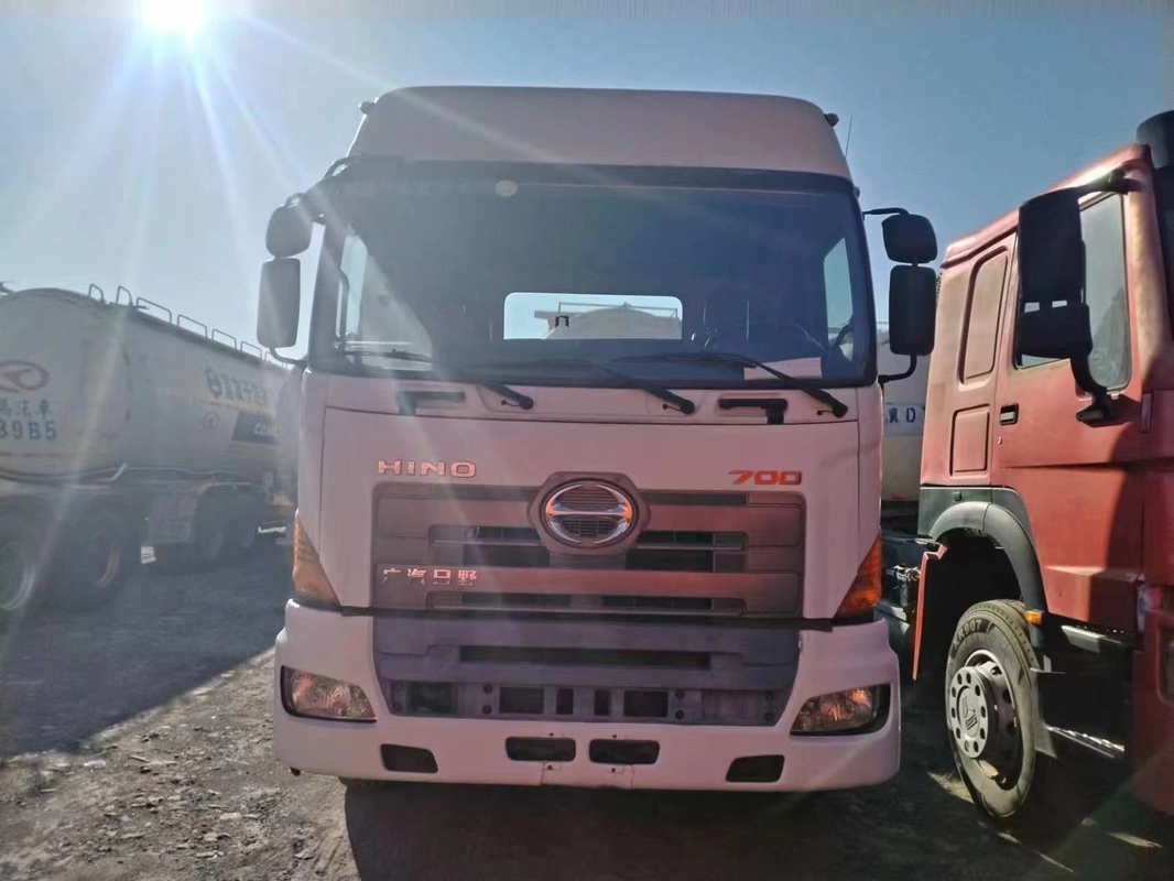 Gebrauchtes Traktorkopf für Afrika Hino 700 Leaf Spring Hochdachkabine 6*4 Schwerlastlastwagen Langlebig