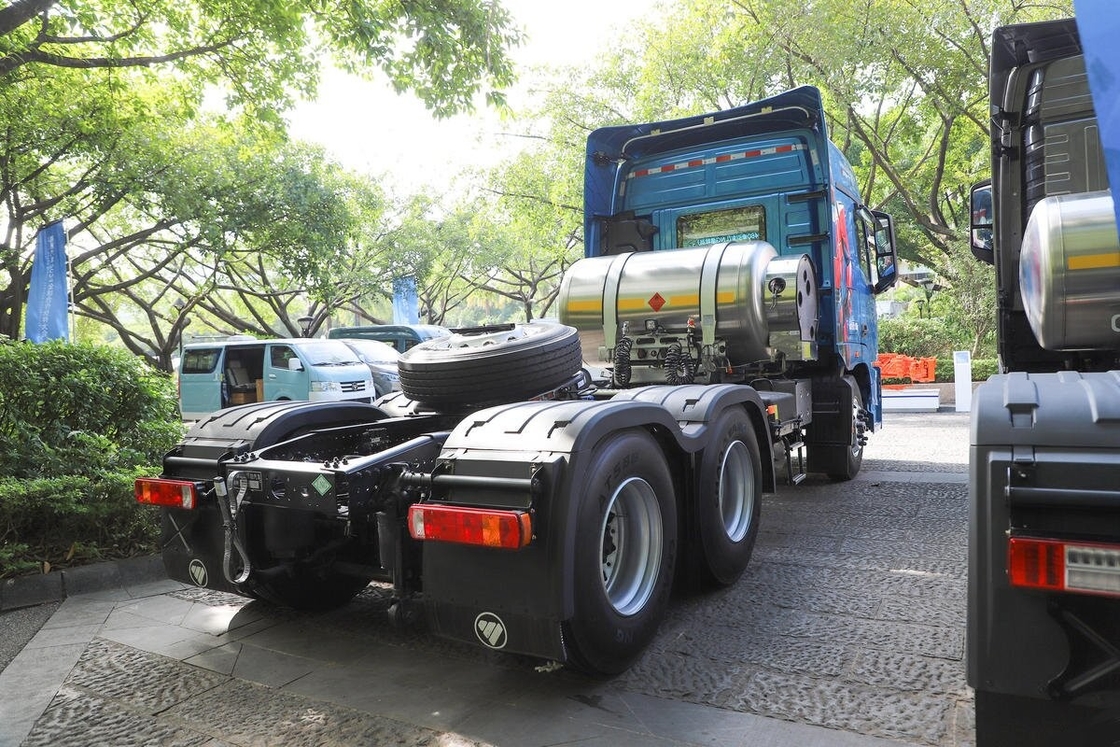 Gebrauchtes, günstiges Traktorkopf Foton Horse 6*4 Antriebsmodus 460 PS Cummins Motor LNG Hochdachkabine mit Schläfer