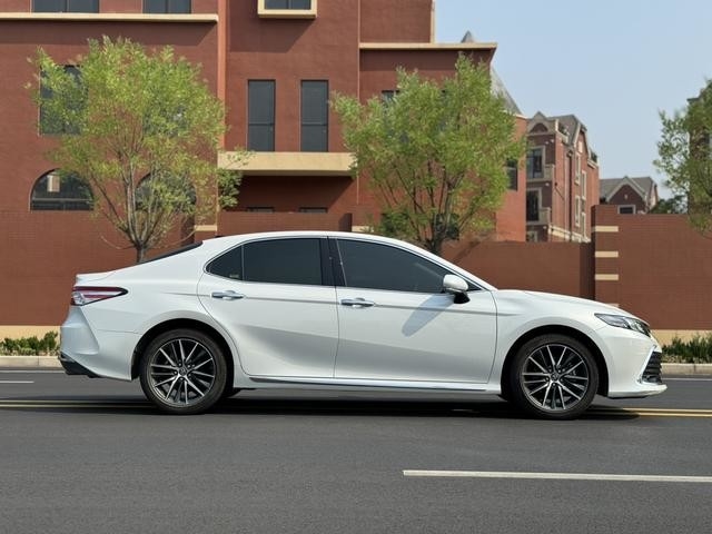 Gebrauchter Toyota Camry 2.5L Saubere Innenausstattung Kein Unfall Weiße Farbe Baujahr 2023 99% Neu Günstig