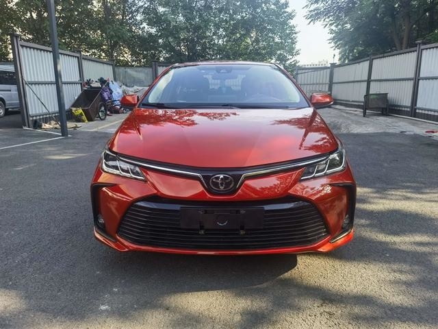 Erschwingliche Gebraucht-Toyota Kraftstoffeffiziente und zuverlässige Kompaktlimousine Zuverlässige zweite Corolla Rote Farbe