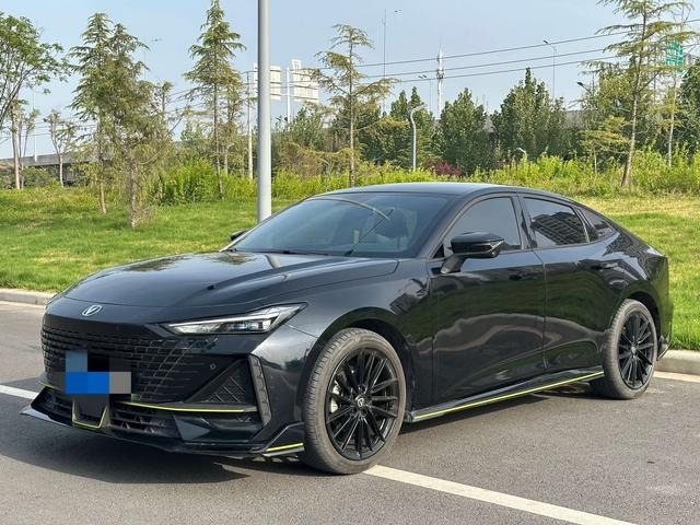 Günstiger Gebrauchtwagen Changan Uni-V 2022 1.5t zu verkaufen und Kompaktlimousine Benziner mit intelligenter Fahrversion
