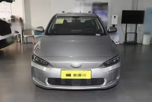 Gebrauchtes chinesisches Geely-Auto für den Export Ideal 2024-Jahr persönlicher Transport Niedrige Kilometerlänge Elektrisch
