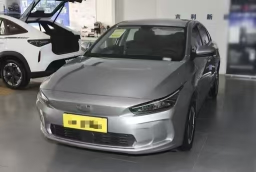 Gebrauchtes chinesisches Geely-Auto für den Export Ideal 2024-Jahr persönlicher Transport Niedrige Kilometerlänge Elektrisch