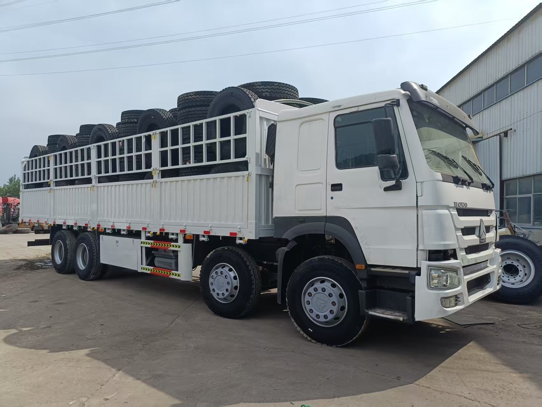 Shock-Absorbing Seats SINOTRUK Fence Truck Diesel 460HP 6 Cylinders 8x4 9.5m Air Conditioning