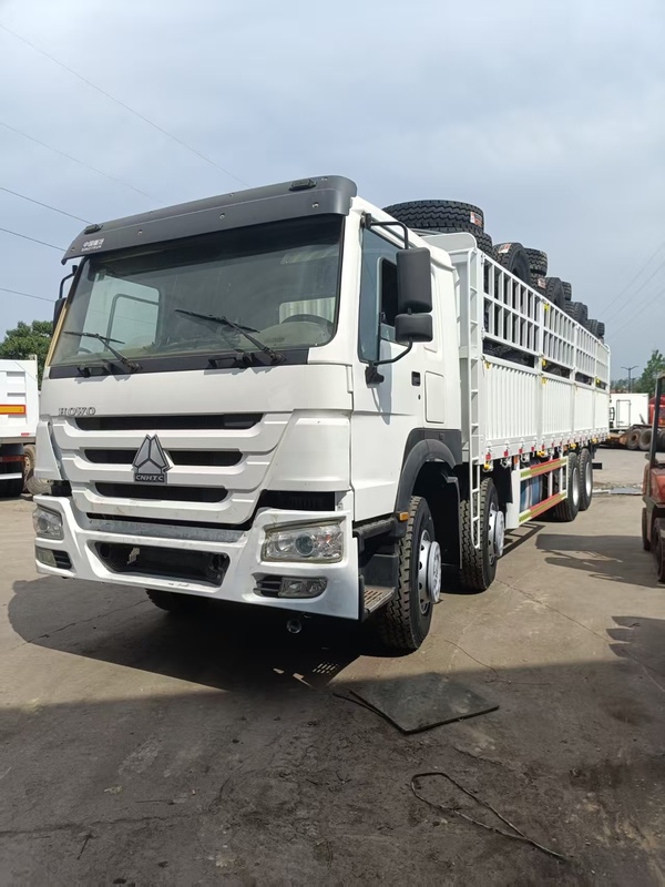 Shock-Absorbing Seats SINOTRUK Fence Truck Diesel 460HP 6 Cylinders 8x4 9.5m Air Conditioning