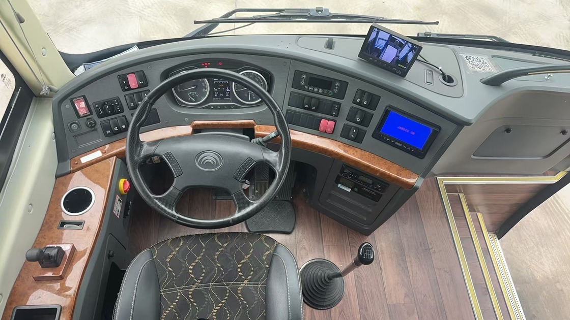 Gebrauchtes Yutong Bus Bus 50 Sitz Weichai Tour Diesel Flughafen Kirche Pendler Schule Interurban Intercity Busse