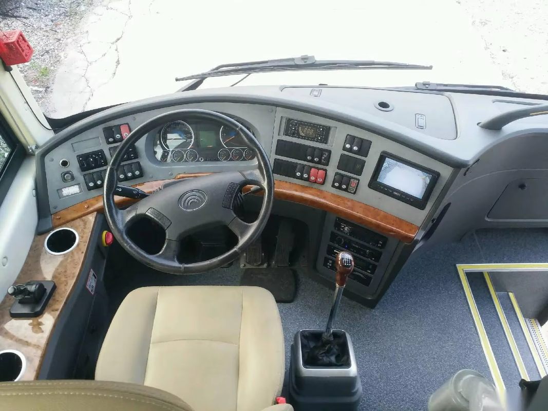 ZK6110 51-Sitzer gebrauchter Yutong-Bus keine Mitteltür 2+2 Anordnung kundenspezifische Lackierung