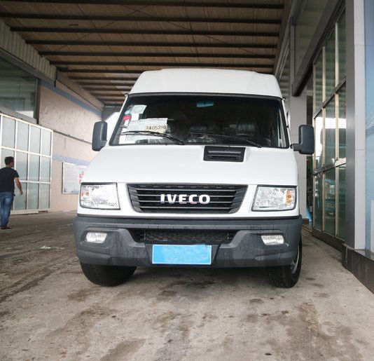 Weiße Marke Gebraucht und Neu Minibus 6 Sitze 129 PS Diesel 2013-2018 Jahr