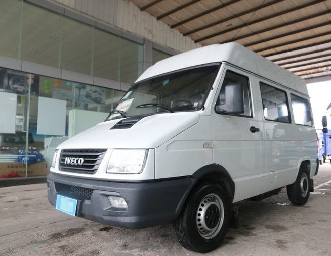Weiße Iveco-Marken-benutzter und neuer Kleinbus 6 setzt 129 PferdestärkenDiesel2013-2018-jähriges