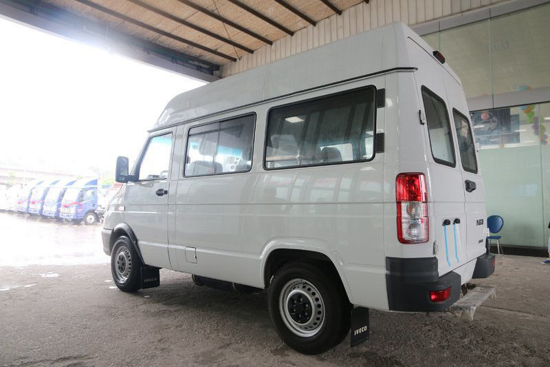 Weiße Marke Gebraucht und Neu Minibus 6 Sitze 129 PS Diesel 2013-2018 Jahr