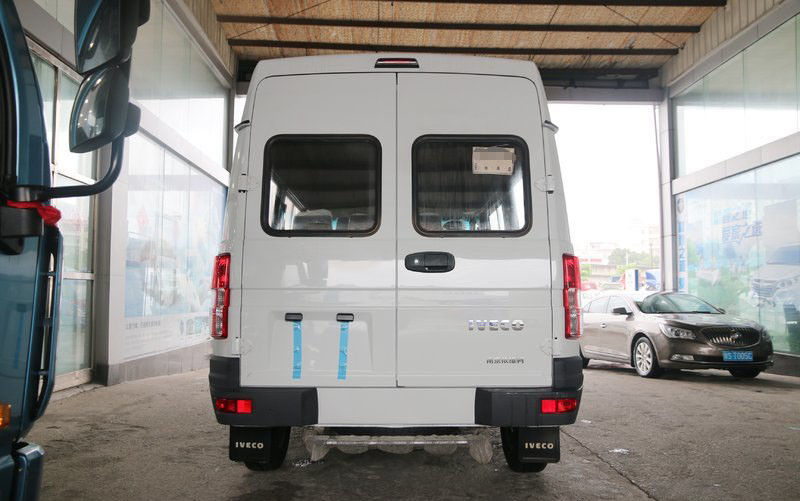 Weiße Iveco-Marken-benutzter und neuer Kleinbus 6 setzt 129 PferdestärkenDiesel2013-2018-jähriges