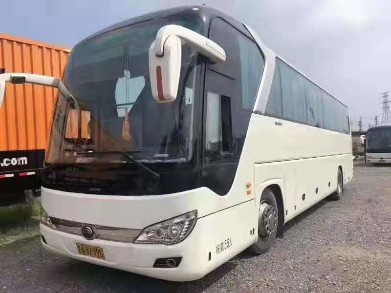 Yutong 6122 Reihe 55 setzt Luxussitze des zweite Handzugbusses Diesel-LHD 2017-jährige weiße Farbmit automatischer Tür