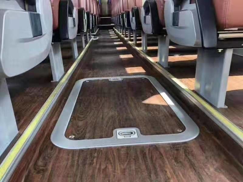 Yutong 6122 Reihe 55 setzt Luxussitze des zweite Handzugbusses Diesel-LHD 2017-jährige weiße Farbmit automatischer Tür