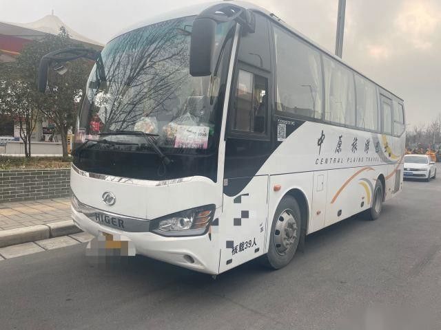 Benutzte höhere Sitze des Bus-Modell-KLQ6882 39, die Stahlfahrgestelle einzelne Türen Passagierbus Yuchai-Heckmotors 162kw benutzten, verließen Ochsen
