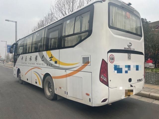 Benutzte höhere Sitze des Bus-Modell-KLQ6882 39, die Stahlfahrgestelle einzelne Türen Passagierbus Yuchai-Heckmotors 162kw benutzten, verließen Ochsen