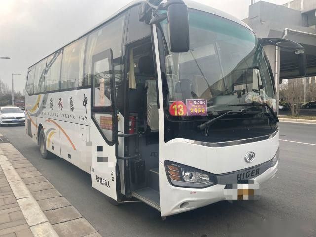 Benutzte höhere Sitze des Bus-Modell-KLQ6882 39, die Stahlfahrgestelle einzelne Türen Passagierbus Yuchai-Heckmotors 162kw benutzten, verließen Ochsen
