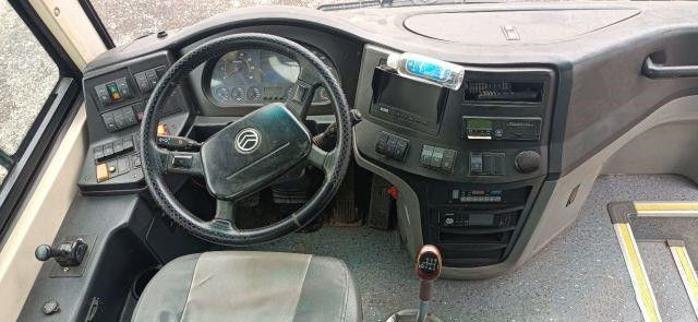Benutzter Reisebus für Afrika verwendete goldene Airbag-Fahrgestelle-niedrigen Kilometer Dragon Bus Yuchai Rear Engines 233kw 53seats Euro-IV