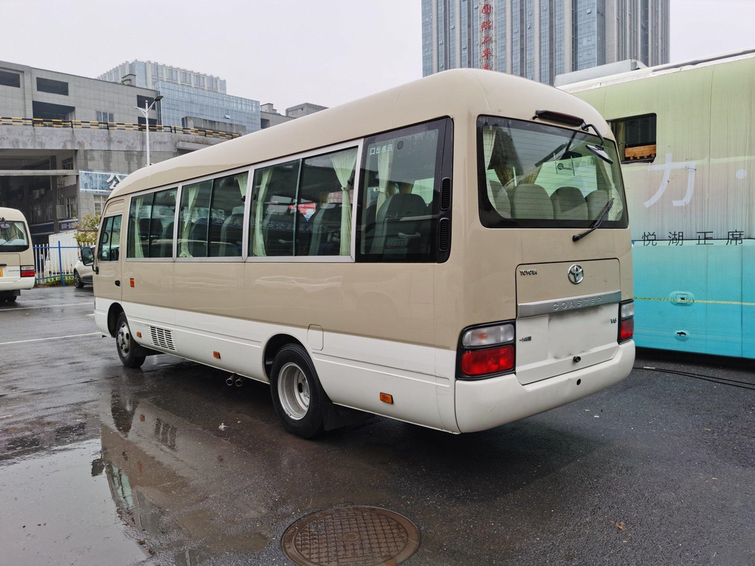 LHD zweites Handsitzer-kakifarbiger Bus Küstenmotorschiff-Bus Hino-Maschinen-23 mit Luxusa/c-system