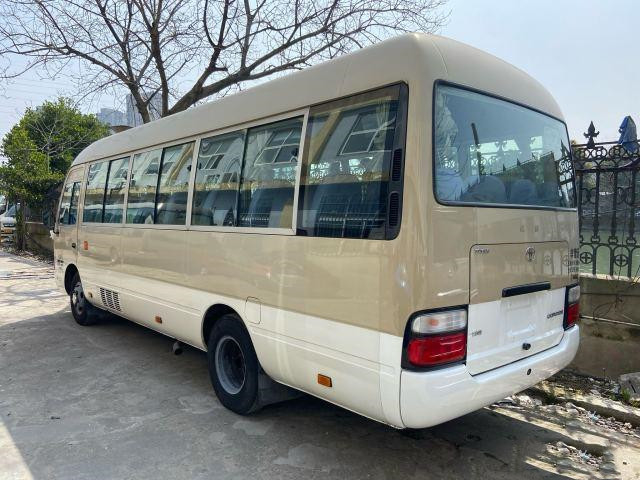 Benutzte benutzte Dieselhandbuch bearbeitete Tür Toyota-Küstenmotorschiff-Mini Buss im Jahre 2011 Jahr transportiert benutzten Luxusbus mit 23 Sitzen