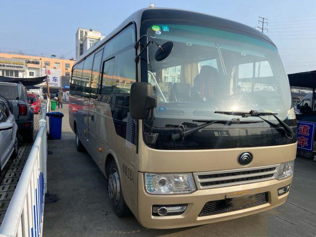 Zweite Hand Yutong ZK6728 transportiert benutzte goldene Farbe-Yuchai-Maschine transportiert den 28 Passagier-Trainer 2019-jähriges Bus In