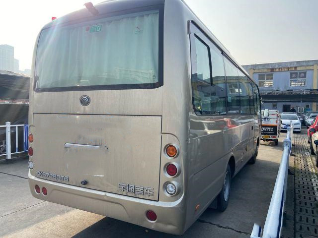 Zweite Hand Yutong ZK6728 transportiert benutzte goldene Farbe-Yuchai-Maschine transportiert den 28 Passagier-Trainer 2019-jähriges Bus In