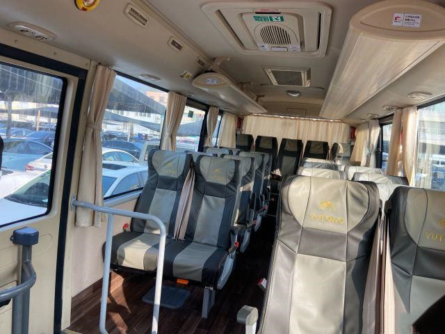 Zweite Hand Yutong ZK6728 transportiert benutzte goldene Farbe-Yuchai-Maschine transportiert den 28 Passagier-Trainer 2019-jähriges Bus In