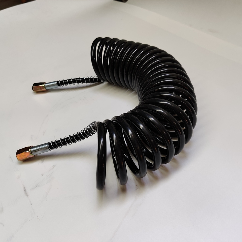 Umwickelt bespritzen Sie das sieben Kern-Kabel schwarzen gewundenen Schlauch PUs mit Eisen-Verbindungsstück für LKW-Anhänger mit einem Schlauch