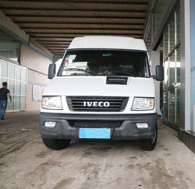 Weiße Iveco-Marken-benutzter und neuer Kleinbus 6 setzt 129 PferdestärkenDiesel2013-2018-jähriges