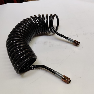 Umwickelt bespritzen Sie das sieben Kern-Kabel schwarzen gewundenen Schlauch PUs mit Eisen-Verbindungsstück für LKW-Anhänger mit einem Schlauch